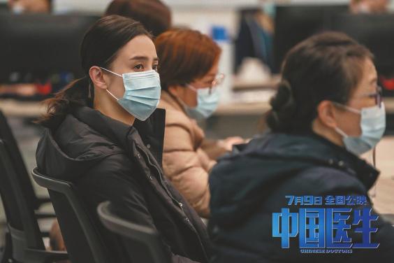 宋佳(左)饰演妇产科主任黄佳慧.