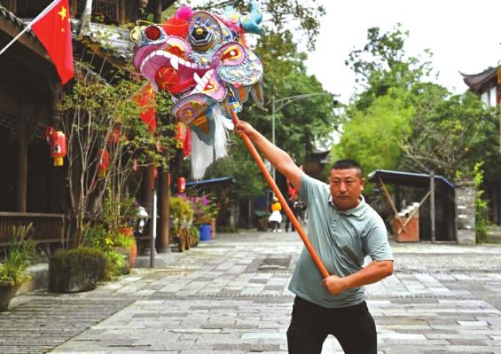 “烧火龙”的秘密:1500℃铁水打成满天“烟花”|华西都市报
