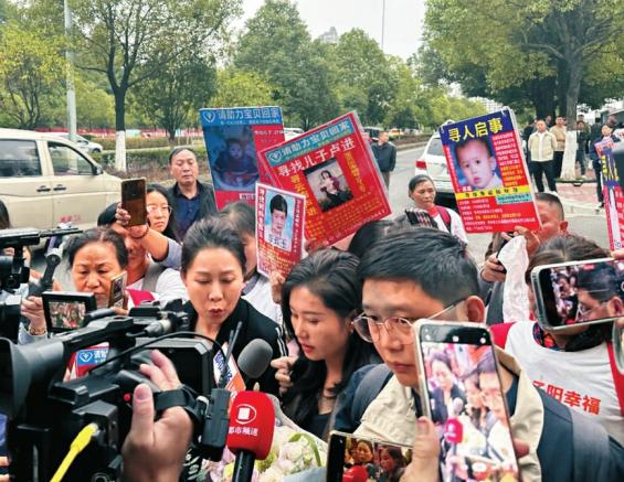 杨妞花，等待“人贩子”余华英被审判的日子|华西都市报
